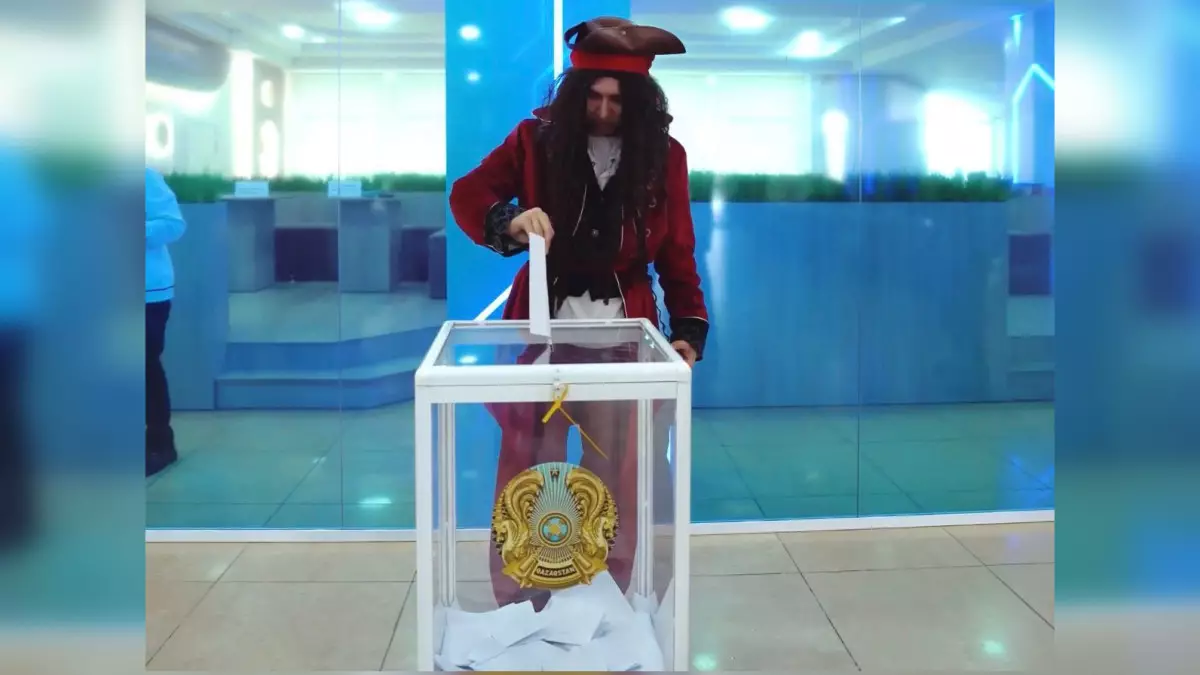 Пираты на избирательном участке: необычные персонажи появились на референдуме в Семее