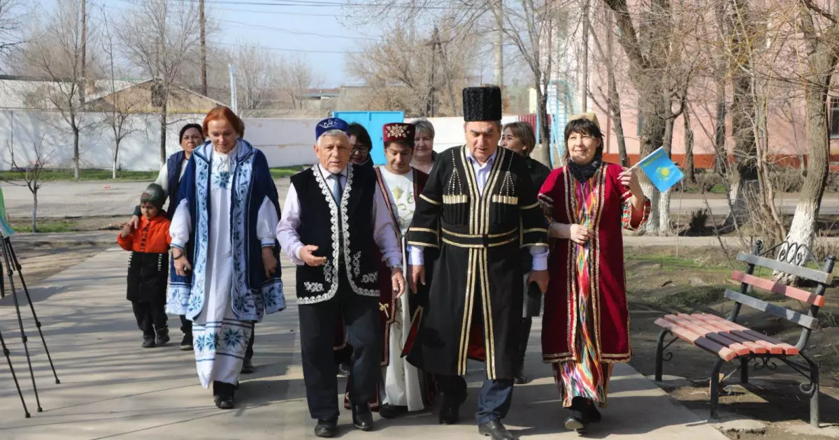  Түркістан облысында тұратын түрлі этнос өкілдері дауыс беруге ұлттық киімдерін киіп барды 