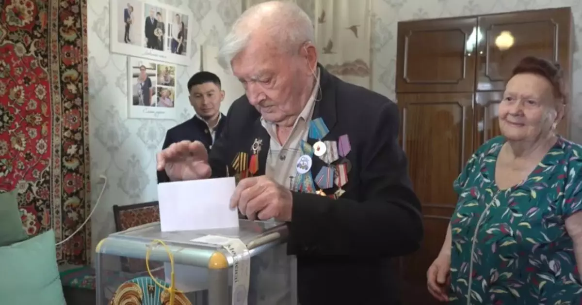  `Бейбітшілікті адамдар сақтайды`: Оралда Ұлы Отан соғысының ардагері өз үйінде дауыс берді 