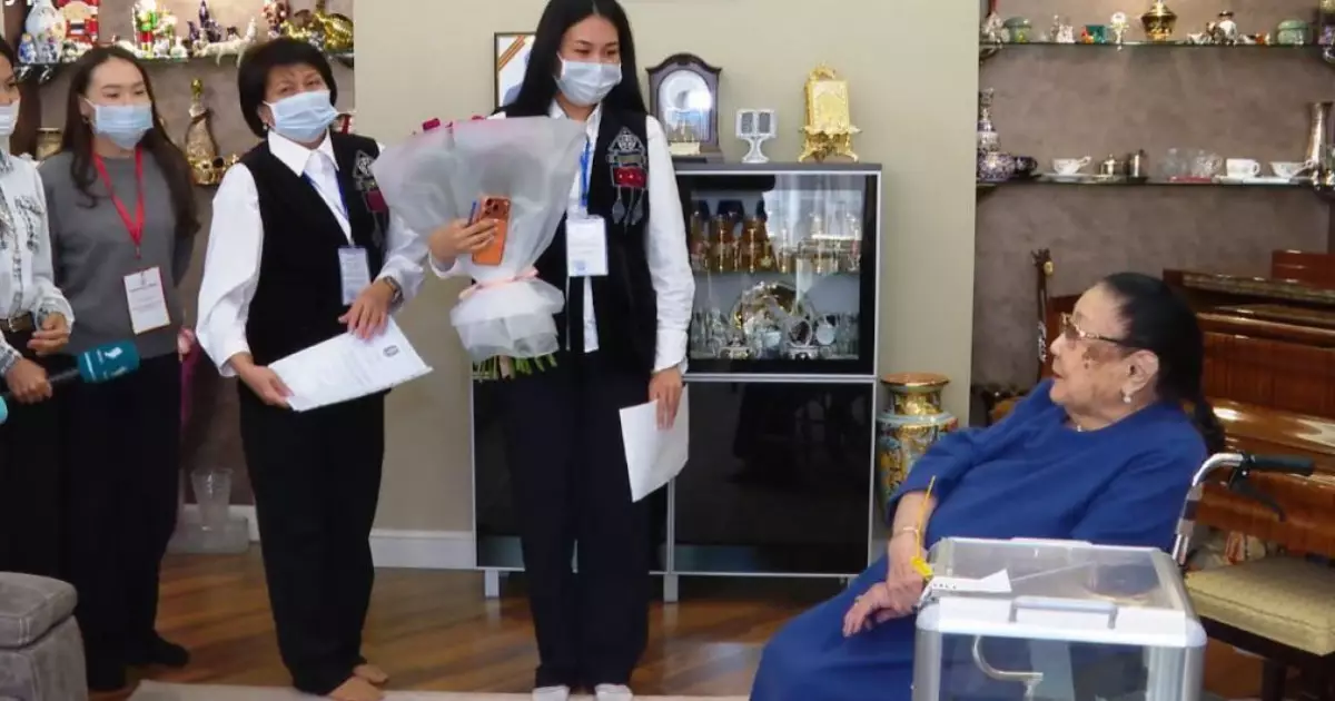  «Халқымыз бақытты өмір сүрсін»: Бибігүл Төлегенова өз үйінде дауыс берді 