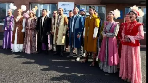 Алматыда референдум учаскесінің алдында Абайдың «Көзімнің қарасы» әні орындалды