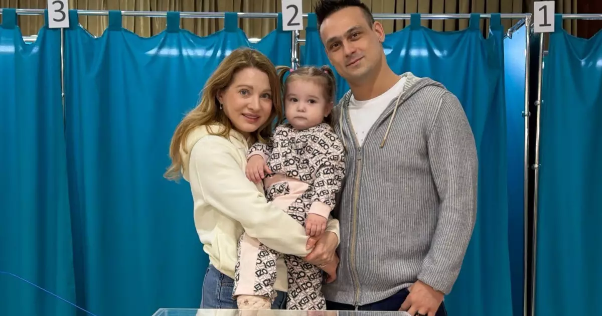  Илья Ильин отбасымен бірге референдумда дауыс берді 