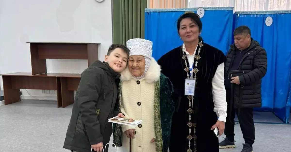  Алматының жүз жастағы тұрғындары дауыс беруге келді 