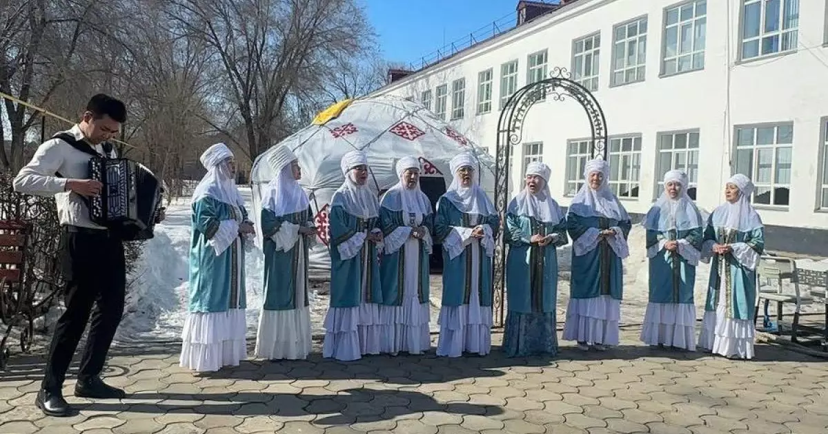  Оралдағы дауыс беру учаскесінде «Ақжайық» әжелер ансамблі өнер көрсетті 