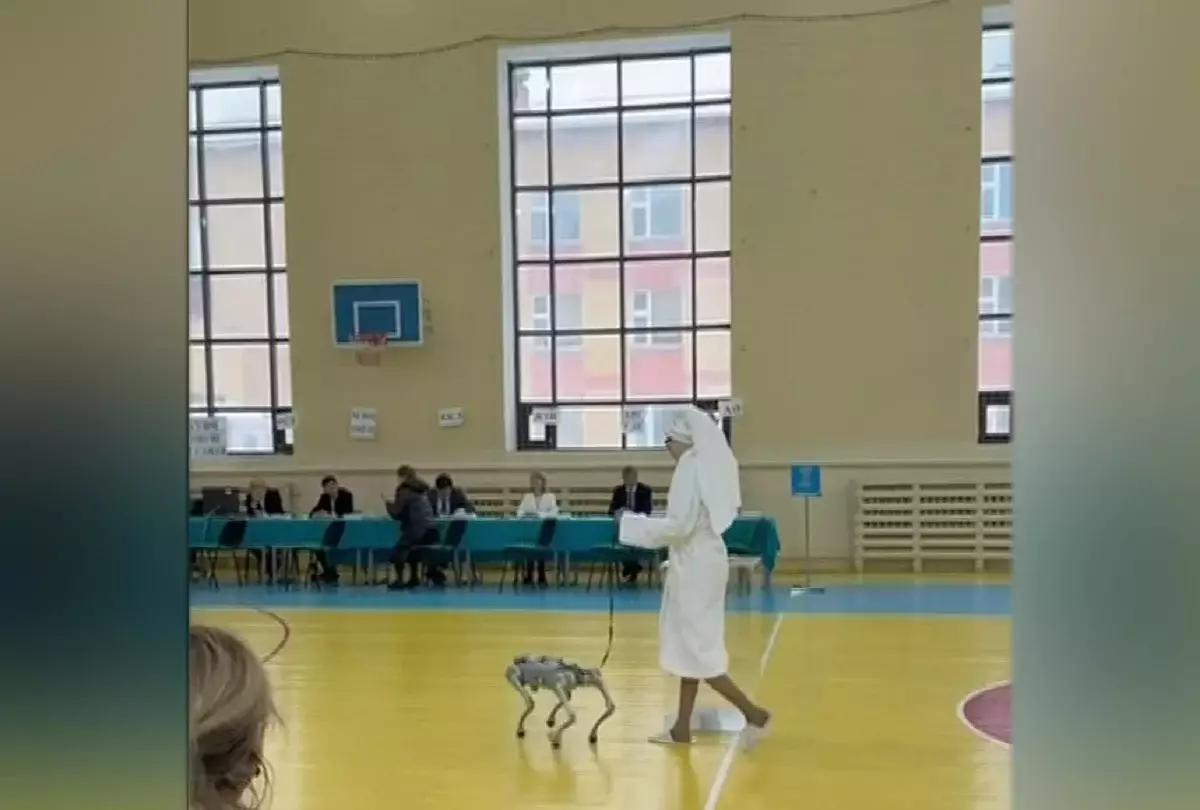 Референдумға келген қазақстандықтар креативті образдарымен көпшілікті таңғалдырды