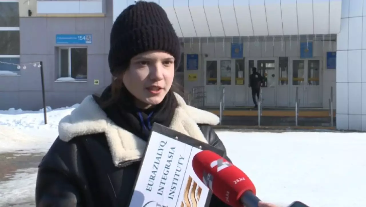 Опрос проголосовавших ведут члены еxit poll в Костанае