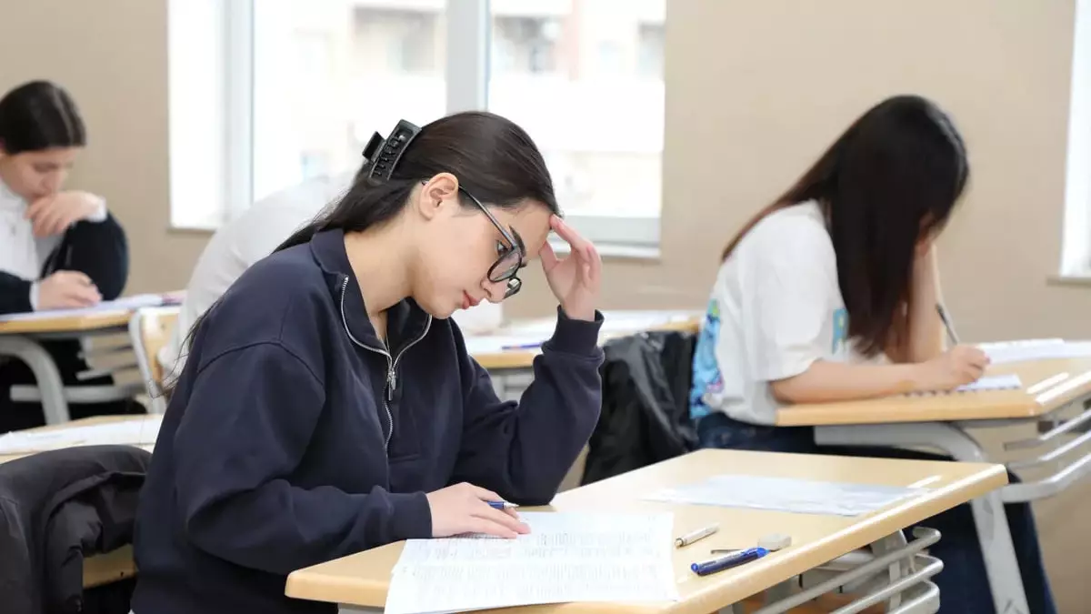 Школьники Азербайджана сдали сегодня выпускной экзамен