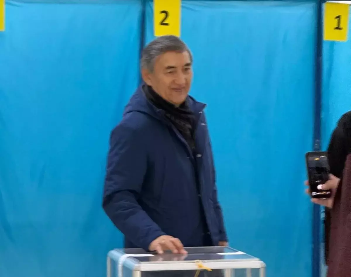 Зиялы қауым өкілі таңдауын жасады: Кенжехан Матыжанов Алматыда референдумда дауыс берді