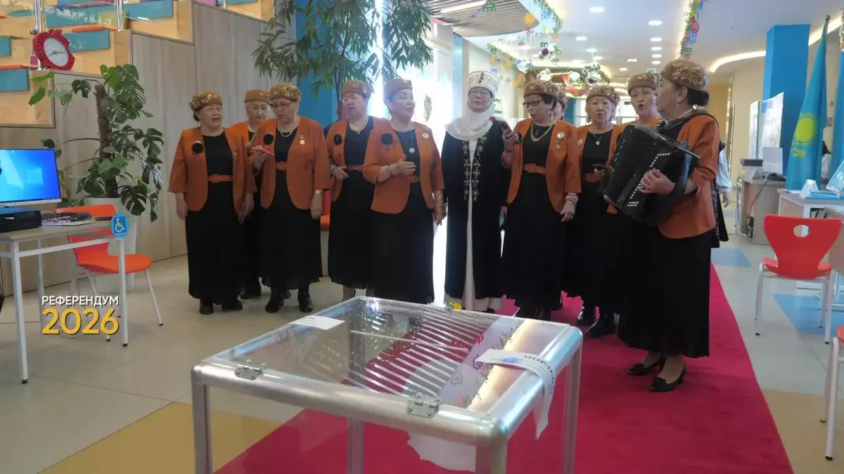 «Әжелер хоры» халық әндерін шырқап, тұрғындарды шашумен қарсы алды