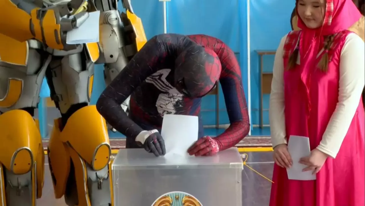 Қазақстандықтар дауыс беру кезінде креатив танытып жатыр