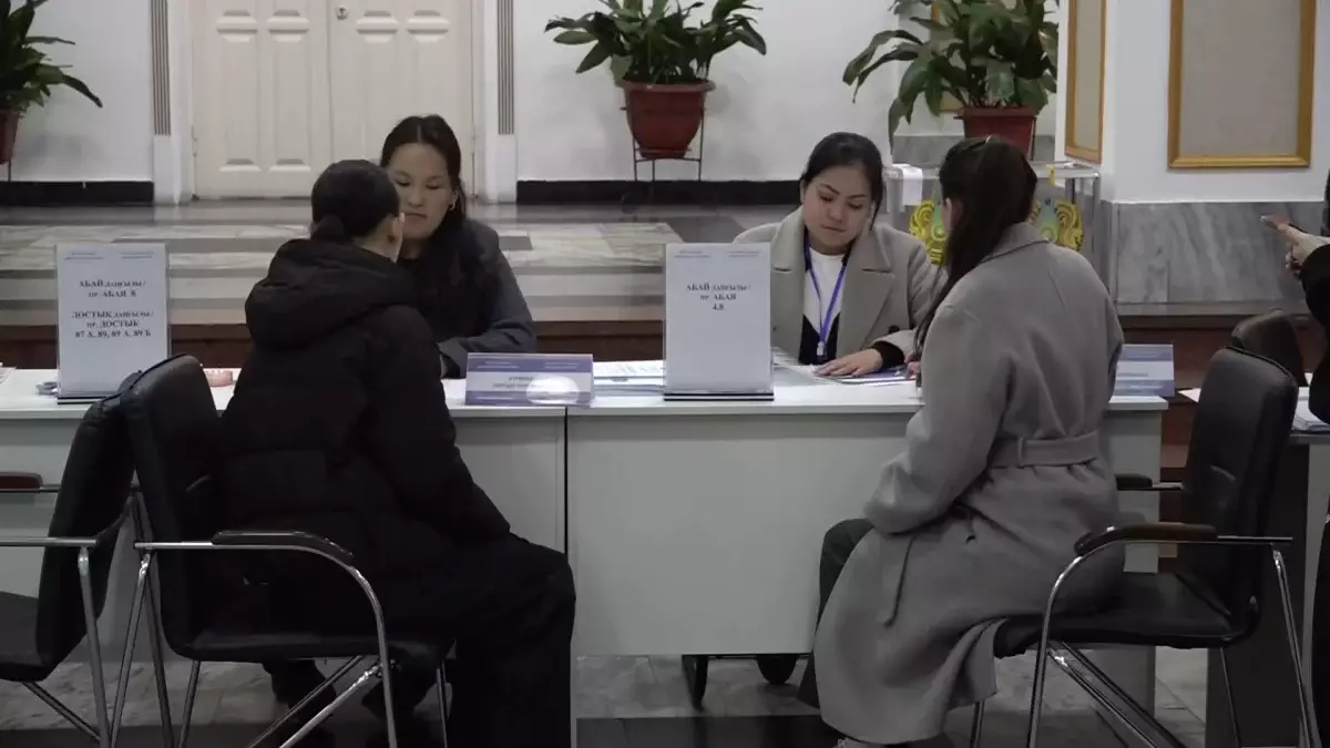 Алматыдағы №378 референдум учаскесінде дауыс беру қарқынды жүріп жатыр