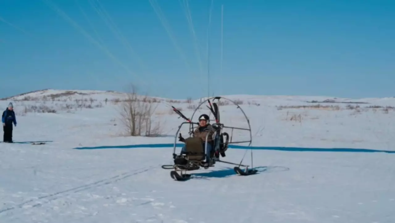 Парапланерист прилетел проголосовать на референдуме в ВКО