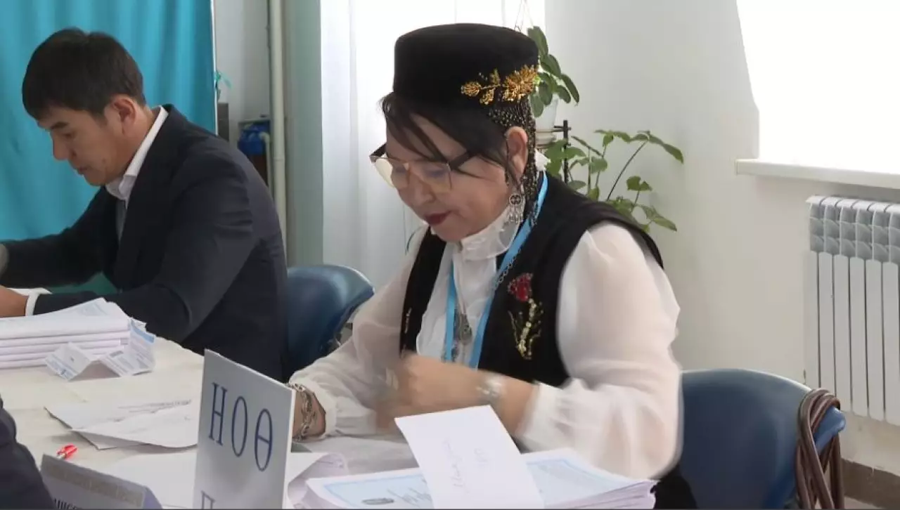 Маңғыстаулықтар дауыс беру учаскелеріне ұлттық киіммен келді