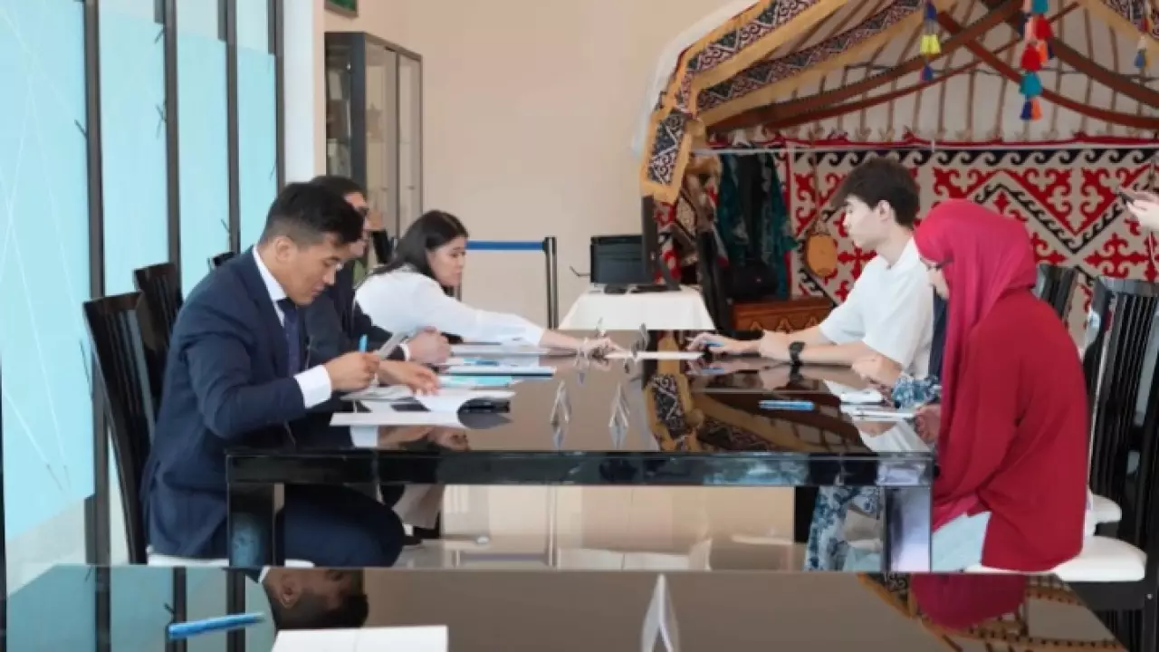 Референдум: четверняшки из Казахстана проголосовали в Малайзии