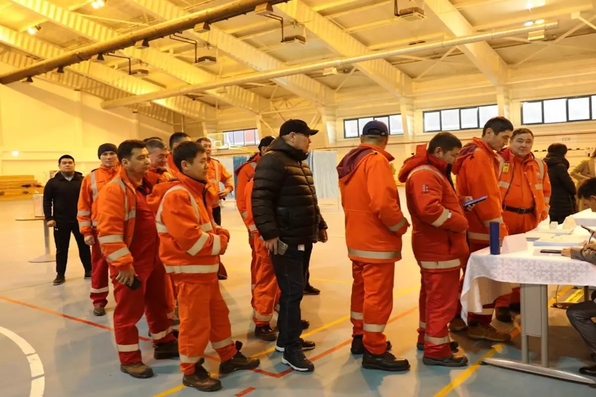 В Атырауской области тысячи нефтяников приняли участие в референдуме