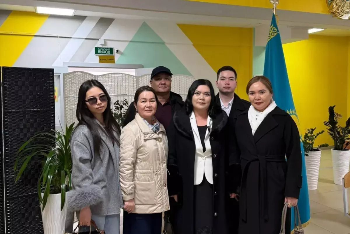 826 жылдық еңбек өтілі және педагогтардың төрт буыны: Алматыда отбасылық әулет референдумға қатысты