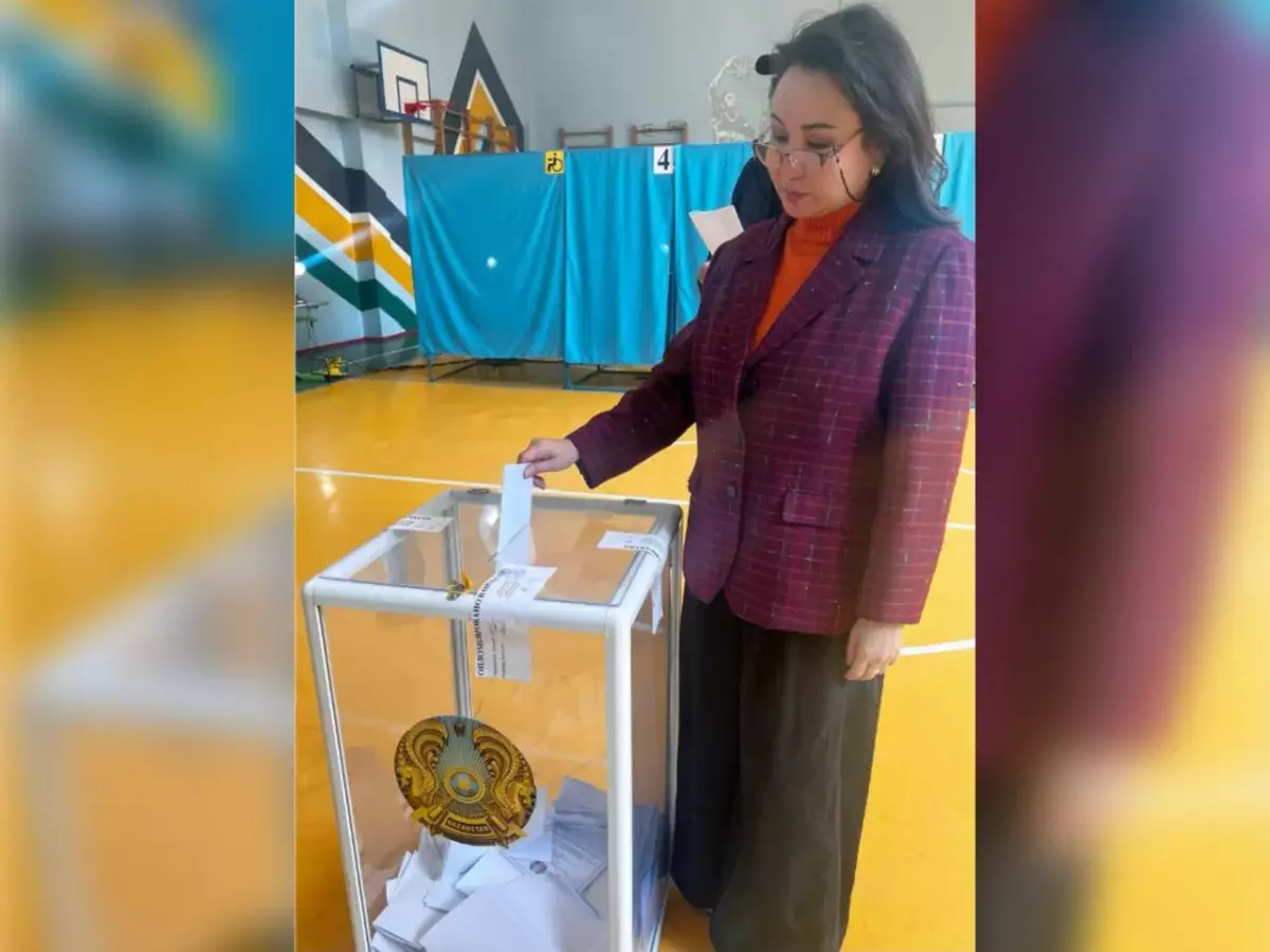 Әнші әрі қоғам қайраткері Алма Аманжолова Алматыда референдумда дауыс берді
