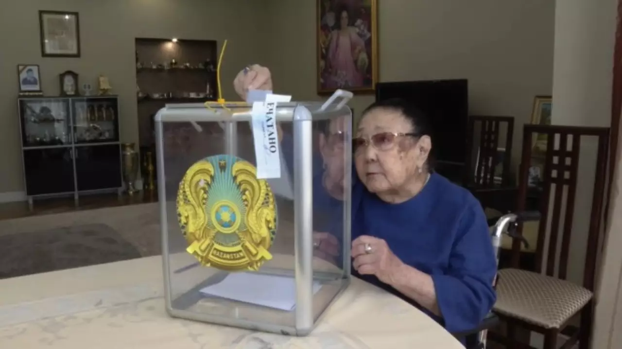 Бибигуль Тулегенова проголосовала на референдуме