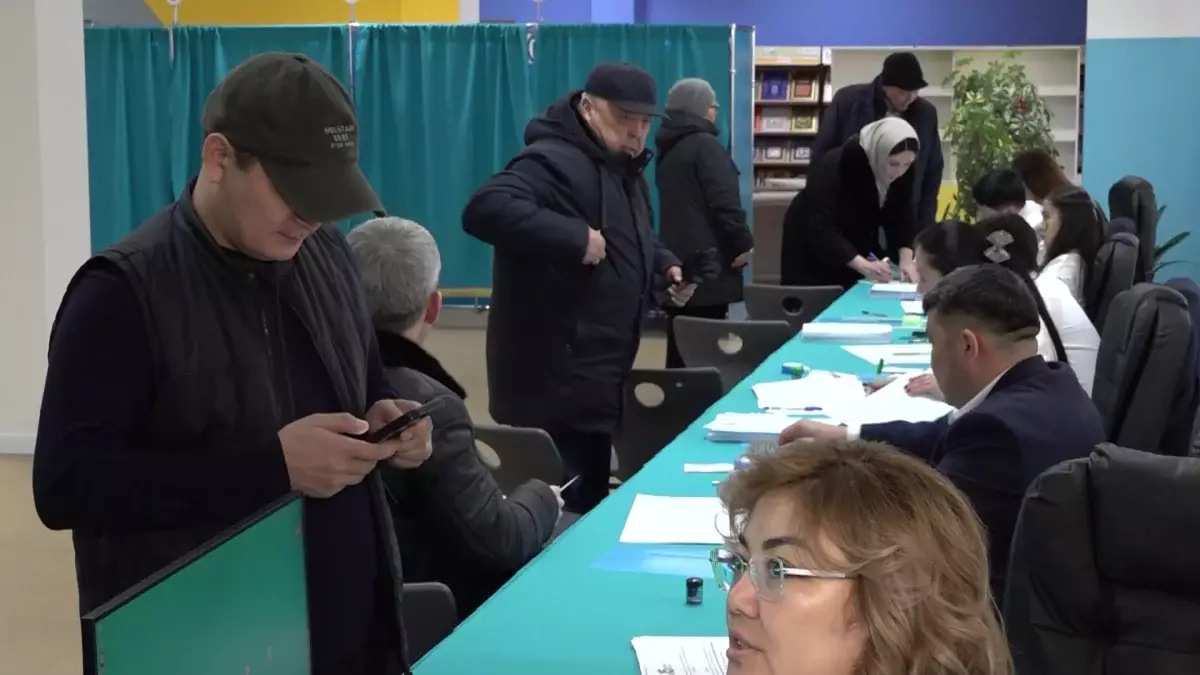 Жас та, кәрі де, мәдениет пен спорт жұлдыздары, батырлар, суперқаһармандар және қарапайым қала тұрғындары: Алматыда референдум қалай өтті