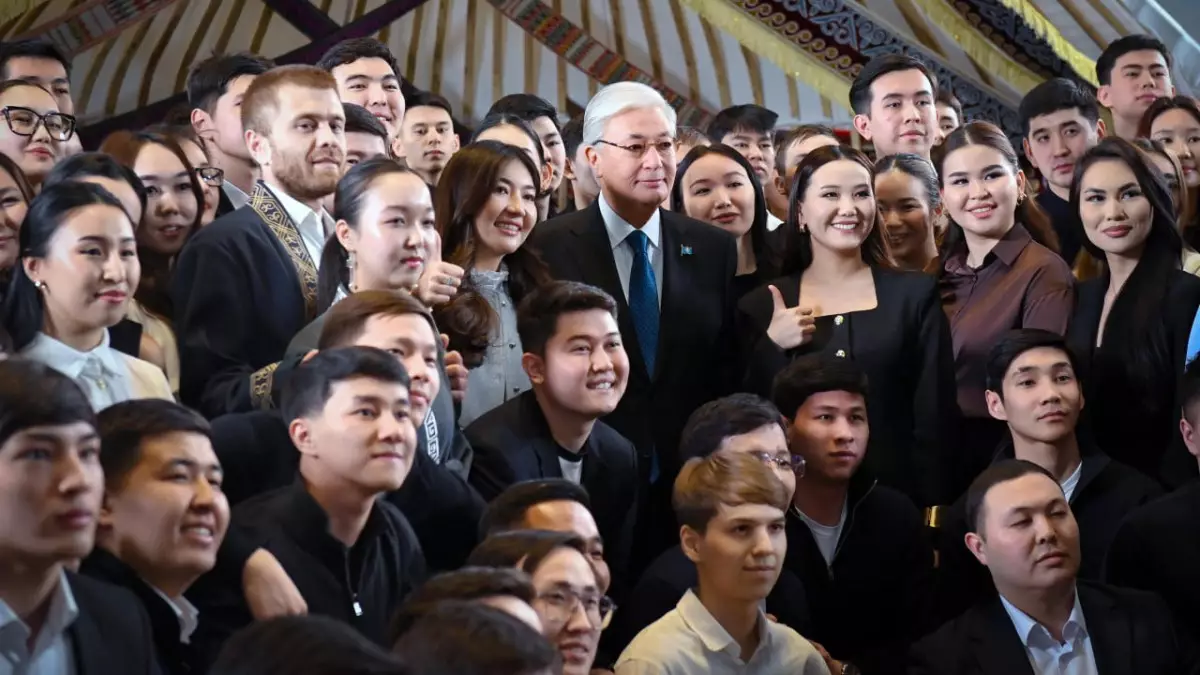 Мемлекет басшысы референдумға белсене қатысқан жастармен әңгімелесті