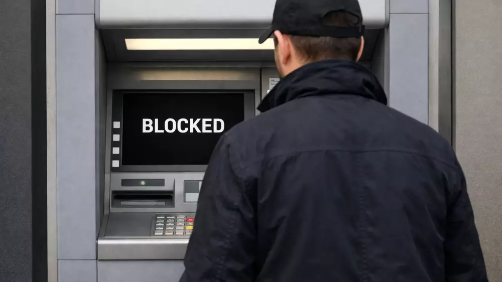 Из-за мошенников банк заблокировал деньги: как их вернуть