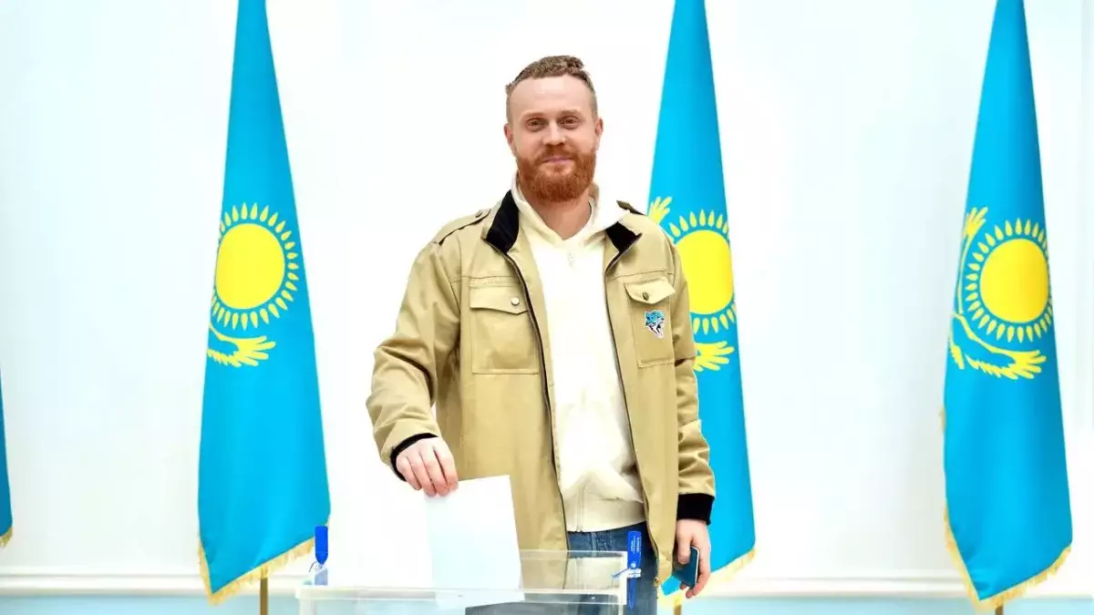 Популярный казахстанский стендап-комик Евгений Чебатков проголосовал в Москве