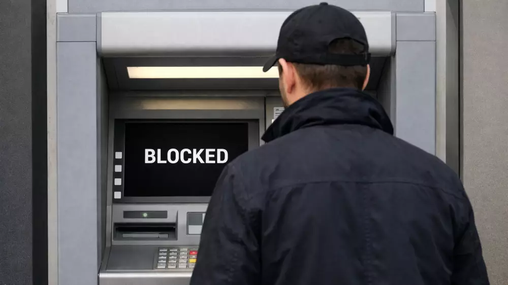 Банк алаяқтардың кесірінен ақшаңызды бұғаттаса: оны қалай қайтаруға болады?