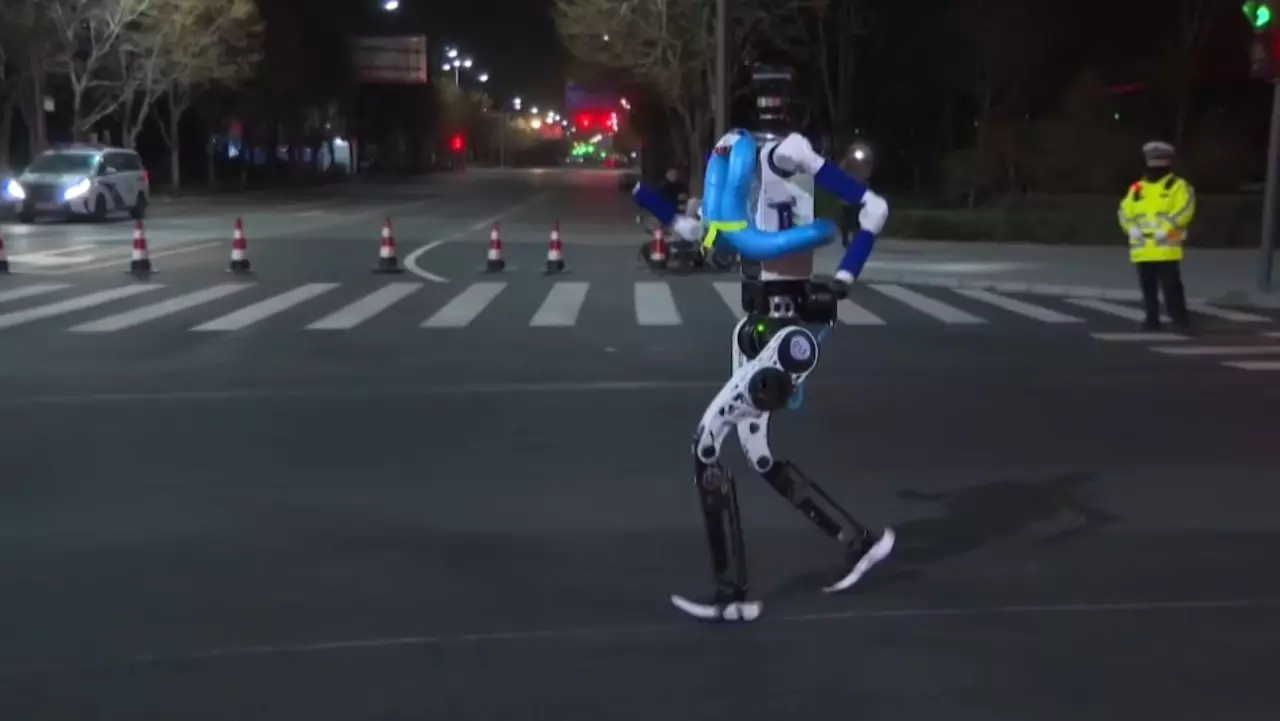 Бейжіңде марафоншы робот таныстырылды