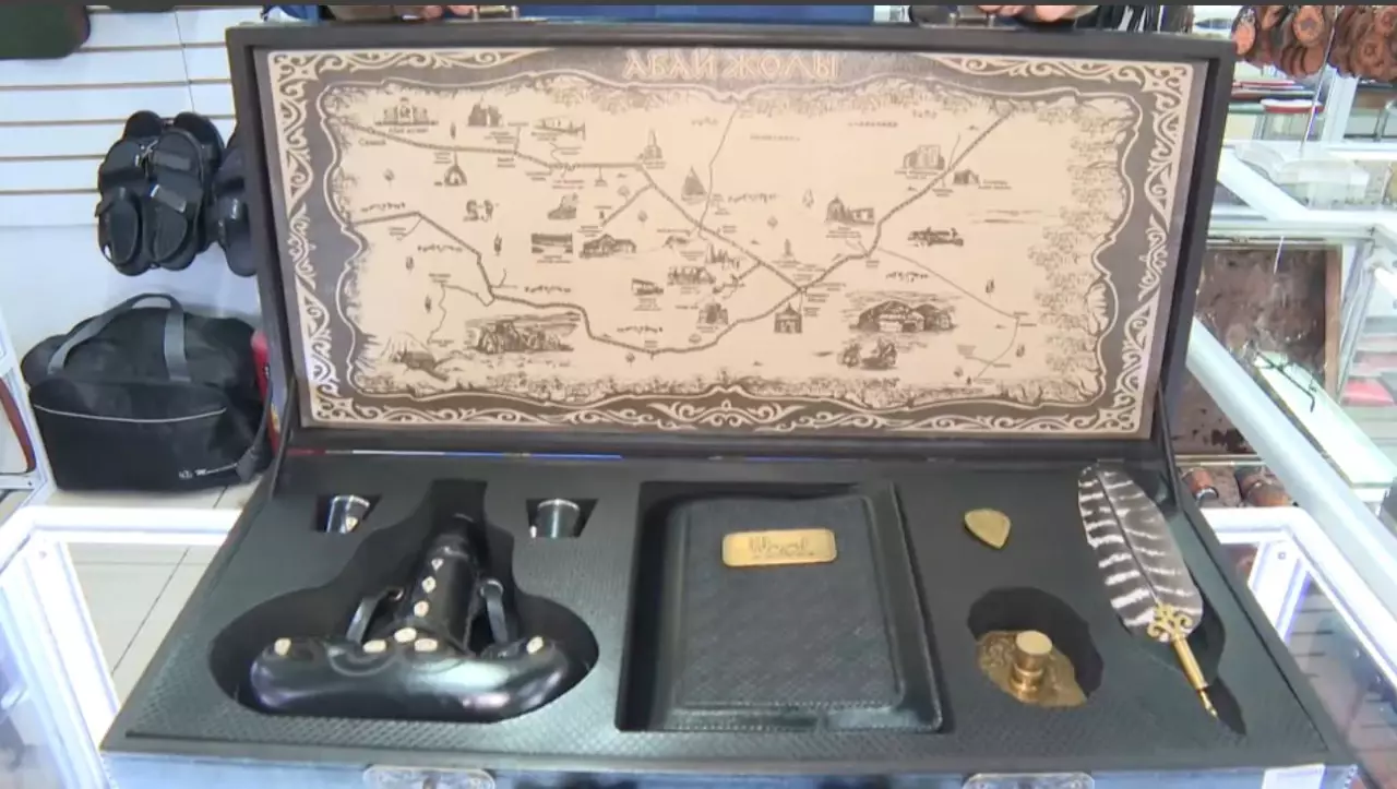 Семей тұрғыны 40 жылдан бері табиғи теріден ұлттық бұйымдар жасайды