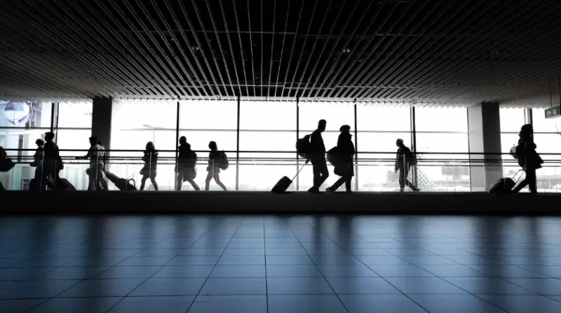 Полеты приостановили в аэропорту Дубая из-за атаки дрона