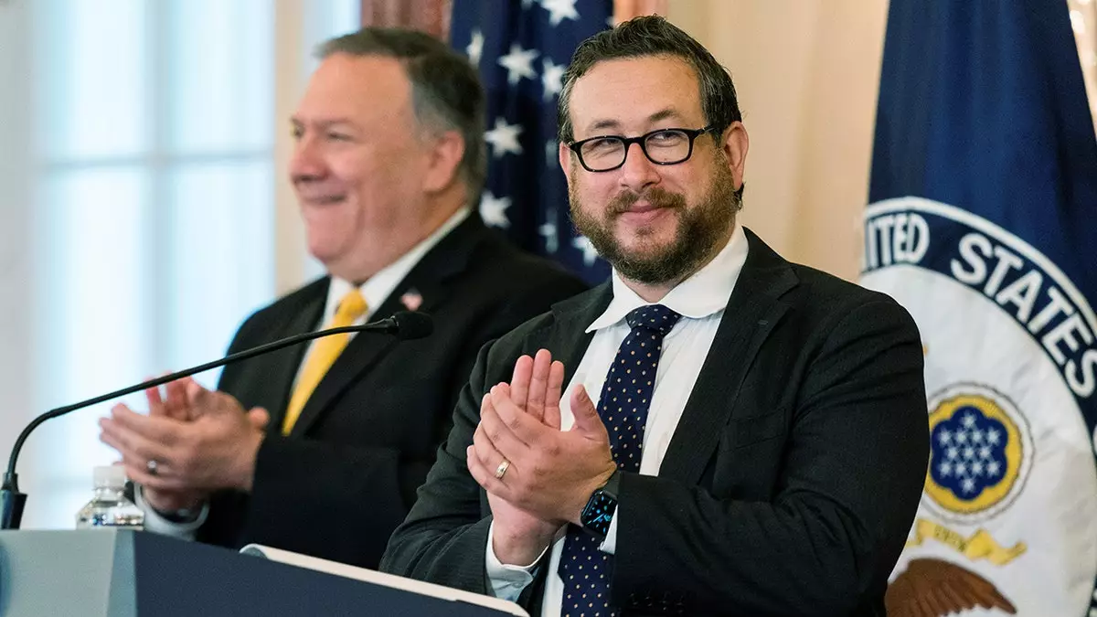 Высокопоставленный чиновник МВД США назвал тест на гражданство "слишком мягким" на фоне возросшего внимания к проверкам после терактов.