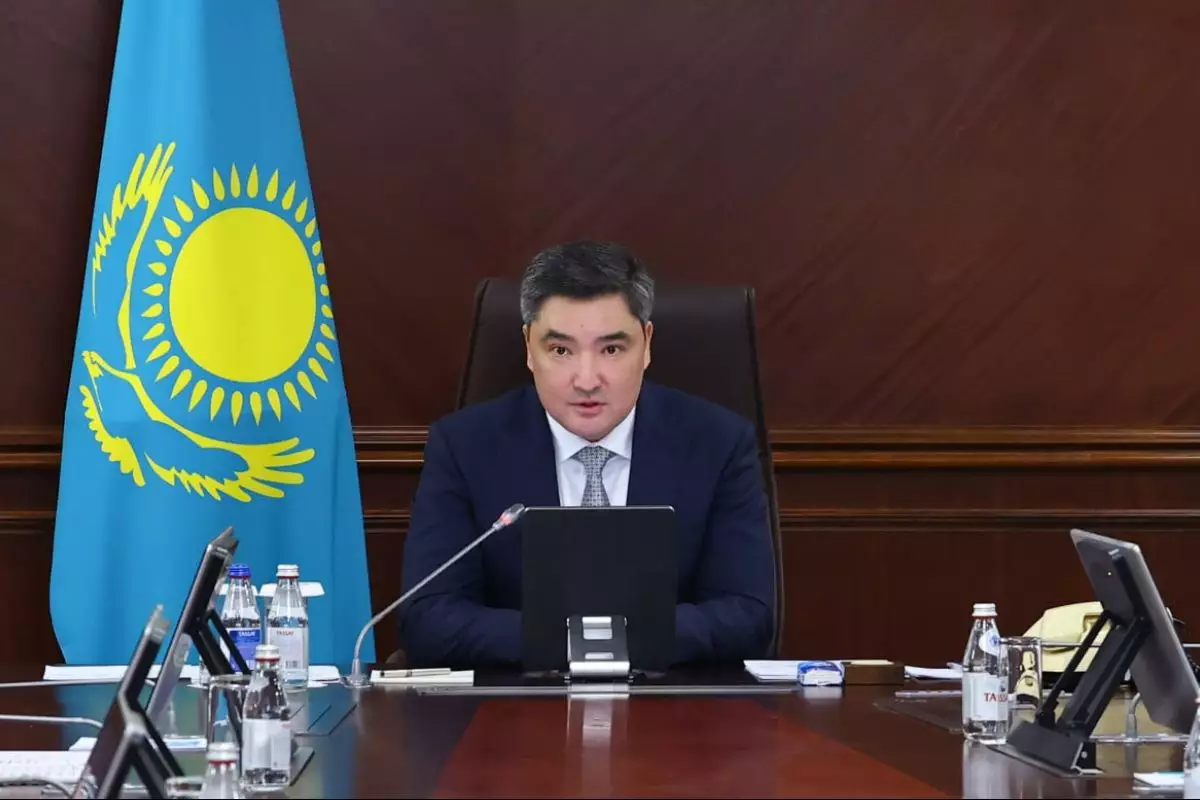 Бектенов поздравил казахстанцев с принятием новой Конституции