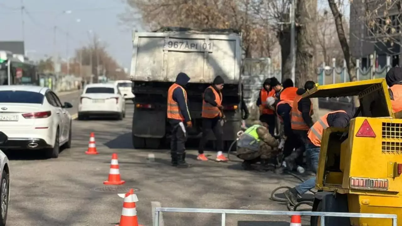 Алматыдағы Назарбаев даңғылы үш күнге жабылды: жүргізушілерге ескерту