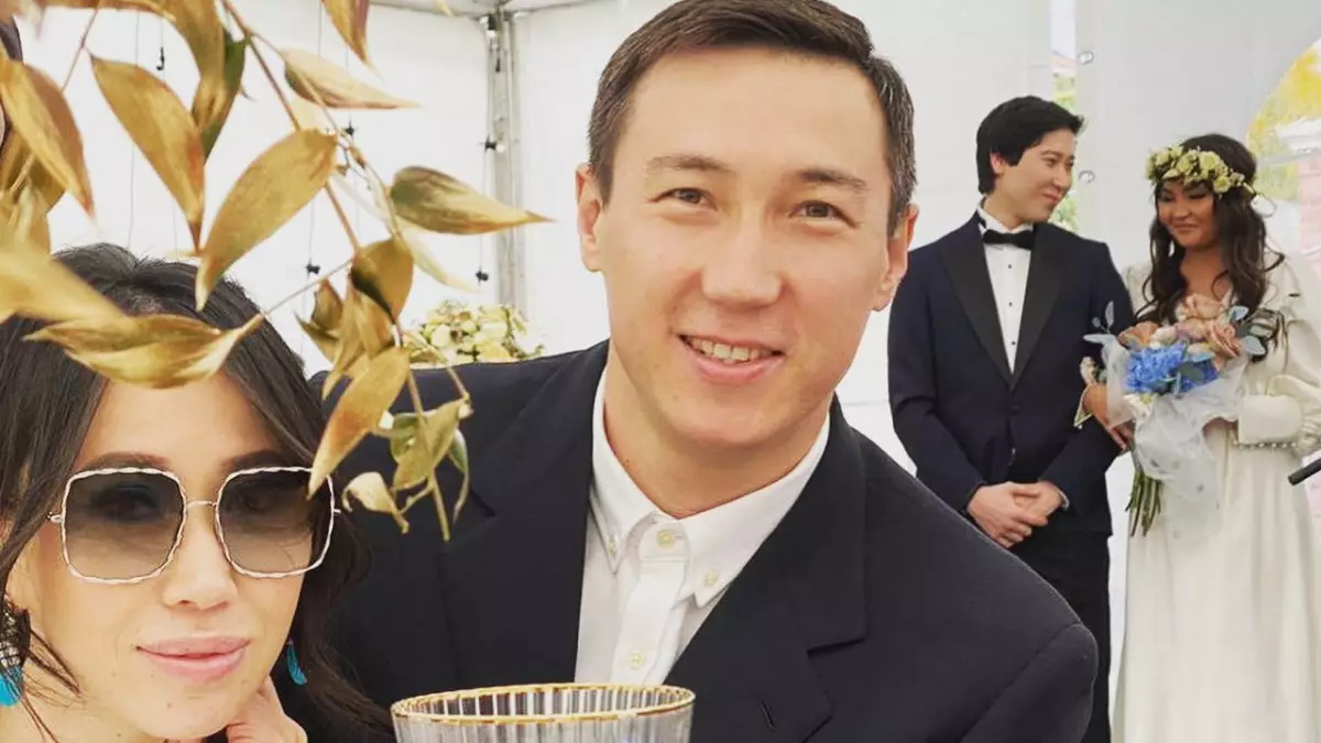 Әнші Рахат Тұрлыханов әйелін ұрды деген күдікпен полицияға жеткізілді