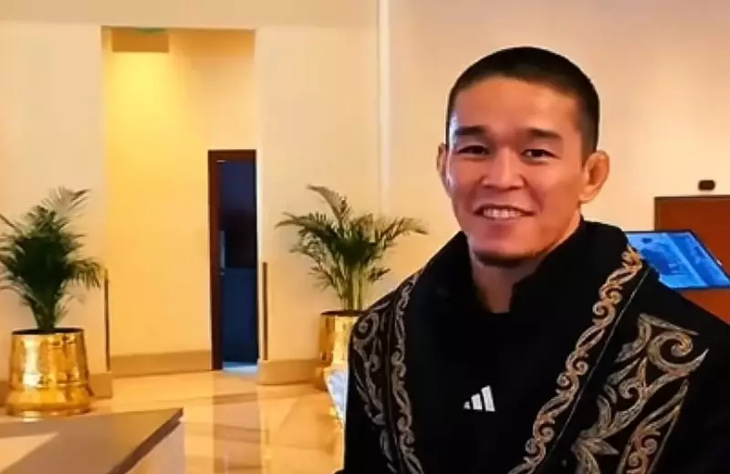 Известному бойцу подарили "женский" чапан: дизайнер указала на ошибки в национальной одежде