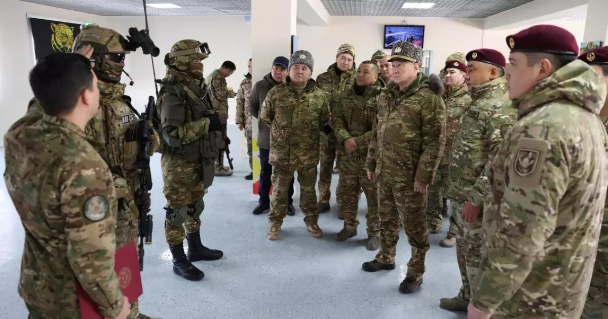  Қорғаныс министрі Арнайы операциялар күштерінің Астанадағы әскери бөлімдерін тексерді 