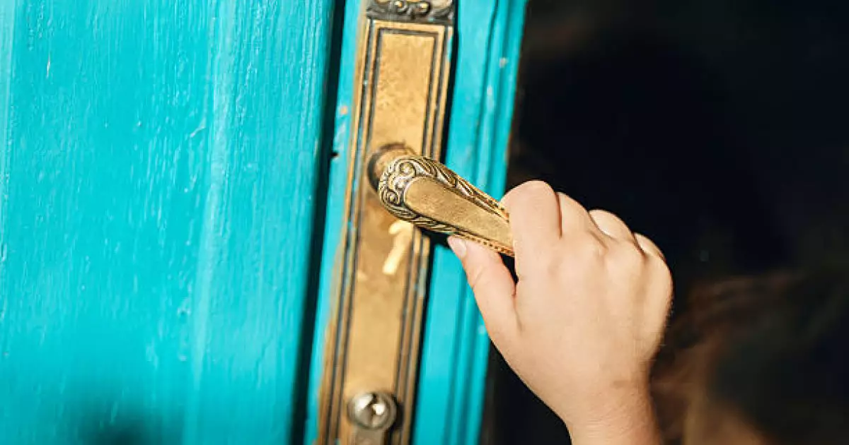  Атырау облысында 2 және 4 жасар балалар үйде қамалып қалған 