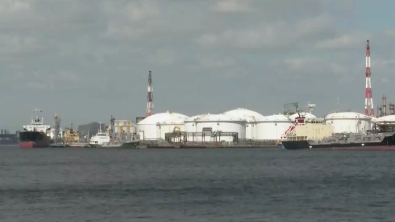 Япония высвобождает частные резервы нефти