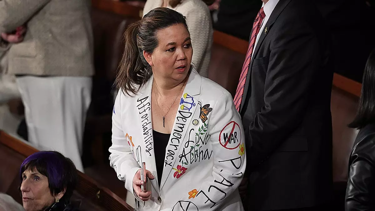 Демократ из Гавайев объяснила, почему осталась сидеть во время вирусного момента обращения Трампа о приоритете американцев.