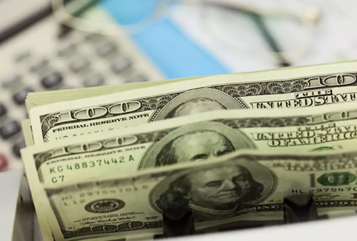 Пять причин, по которым казахстанцы массово понесли доллары в банки - новости на Lada.kz 16.03.2026