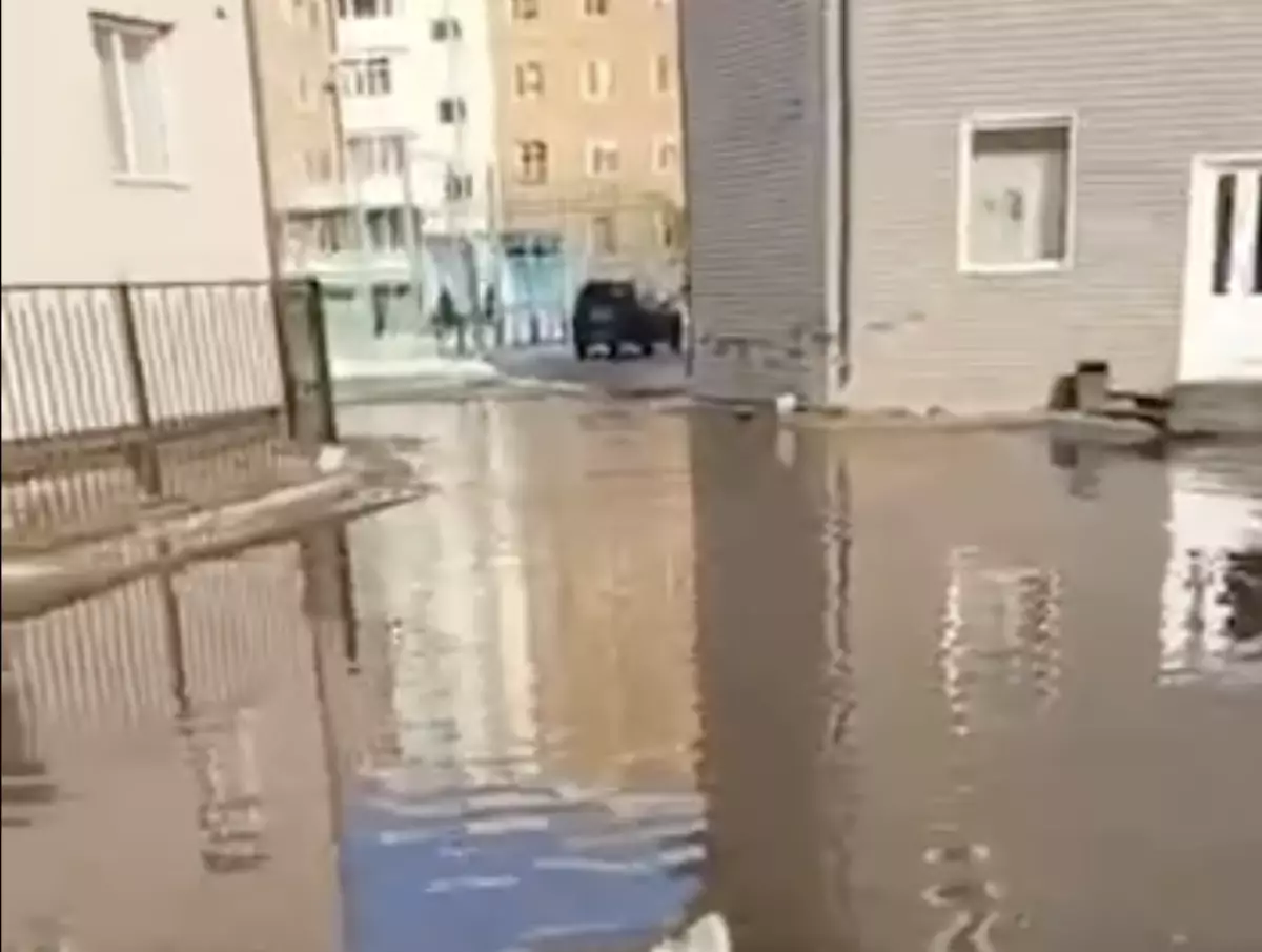 Көкшетауды тағы су басты: Көпқабатты үйлердің алды көлге айналды