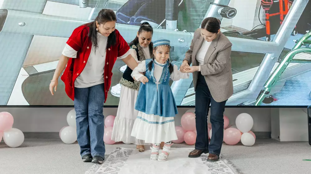 Реабилитологи центра “Жұлдызай“ помогли 300 детям сделать первые шаги