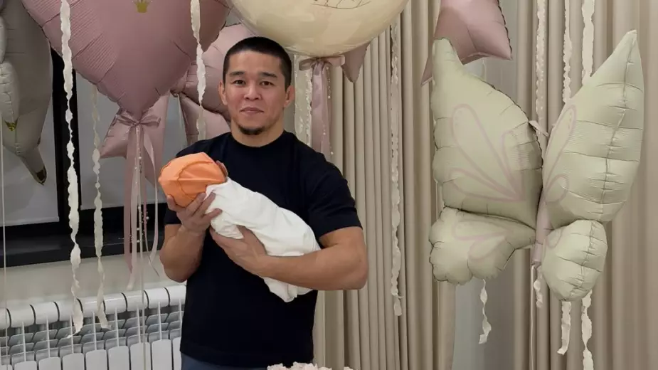 Топовый боец UFC из Казахстана стал отцом в пятый раз