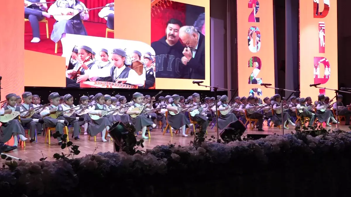 Ана, Наурыз және әсем Алматы: Shamshyraq ұлттық мектебі жылды қорытындылады