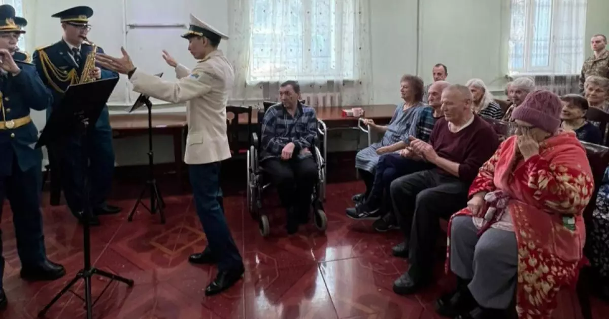  Әскери оркестр Қарағандыдағы қарттар үйінде концерт қойды 