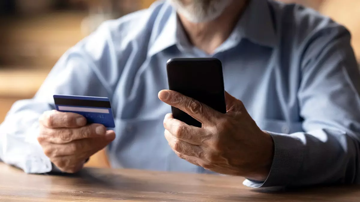 Мошенничество с дебетовой картой может произойти без её физического использования.