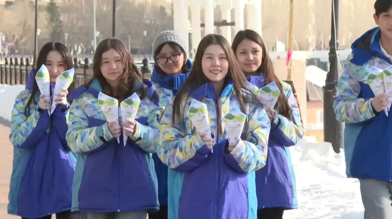 «Астана жастары» орталығының еріктілері тұрғындарға тәтті бауырсақ таратты