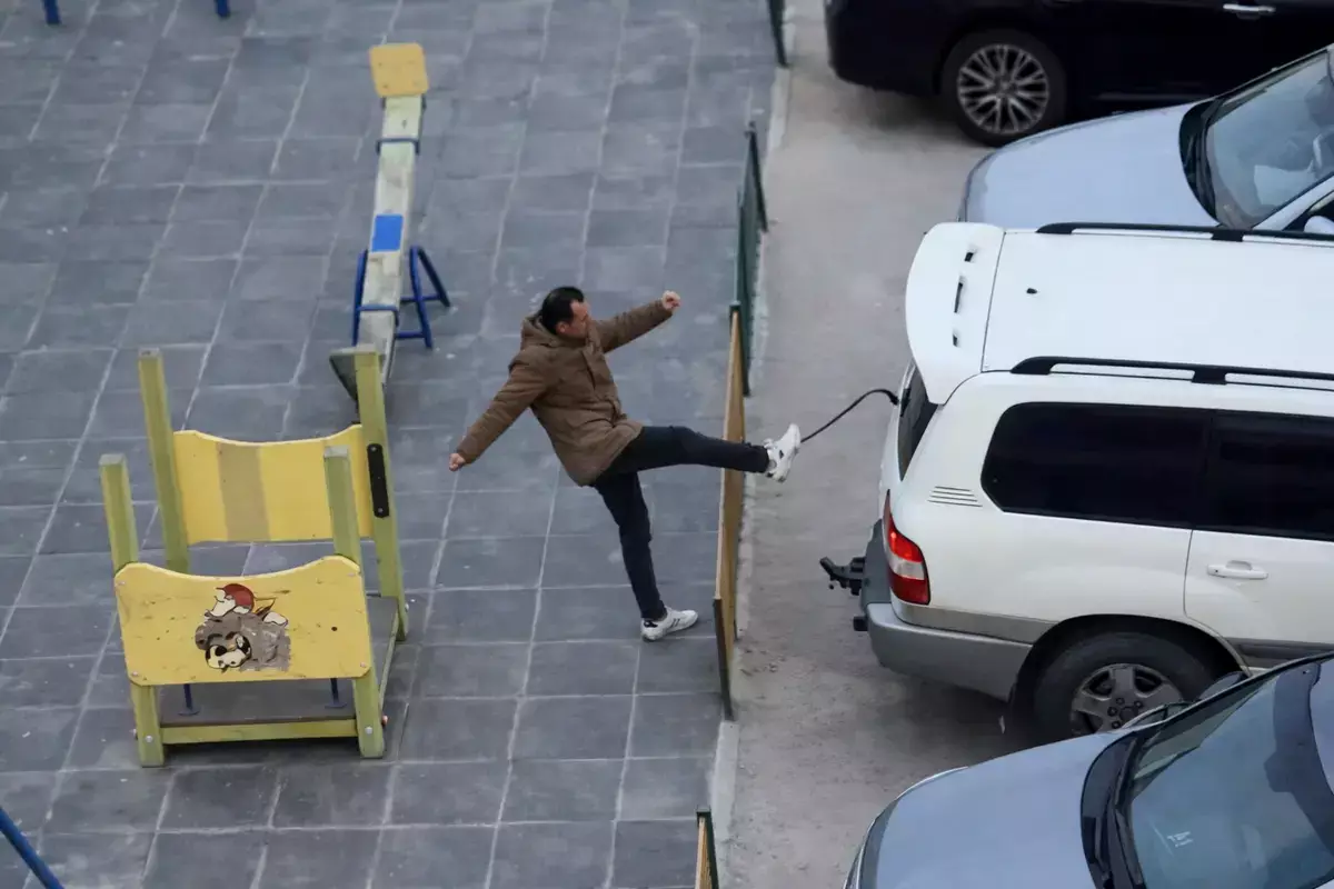 Пинал машины и выкрикивал угрозы: дебошира ищут в Актау - новости на Lada.kz 16.03.2026