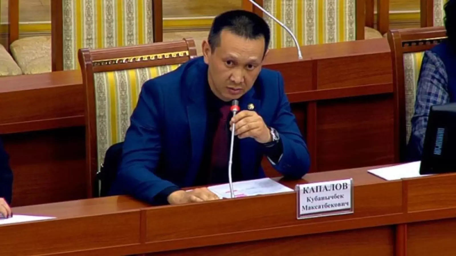 “Оқиғаның мән-жайы анықталуда”. Бішкекте жоғары лауазымды шенеунік көлікте өлі күйінде табылды