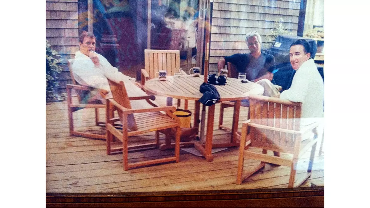 Бывший принц Эндрю попался на фото босиком в халате с Джеффри Эпштейном на Мартас-Винъярд.